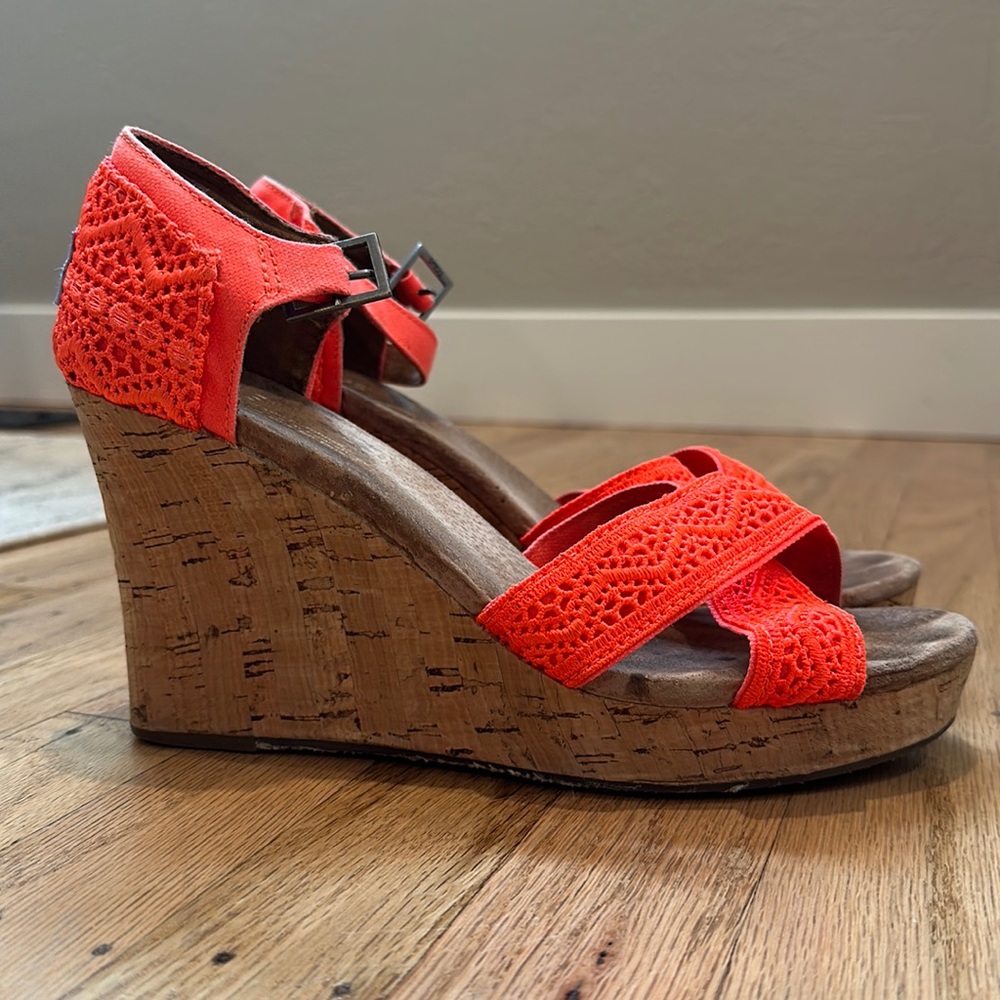 Tom’s neon pink/orange wedges
